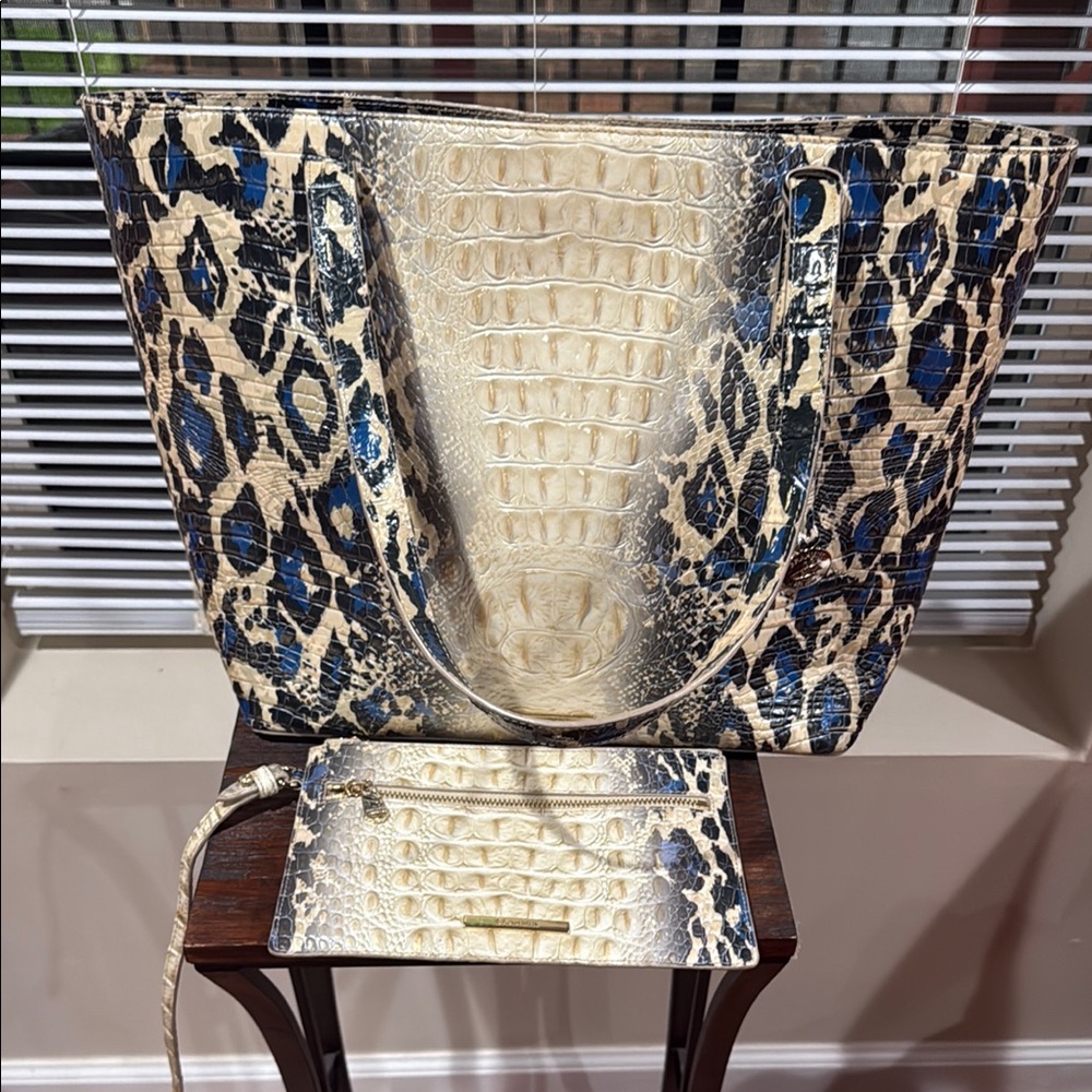 Large Brahmin bag.🌹
Cream and Blue Totes with Sophisticated Style